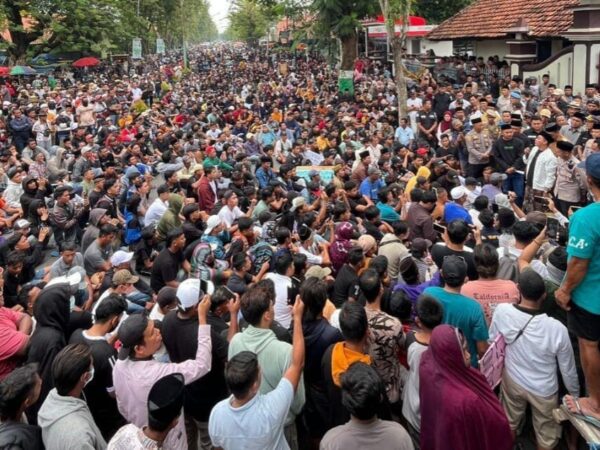 Tekan Bupati Pamekasan Tertibkan LSM Bodong, Ribuan Buruh Rokok Lakukan Demo