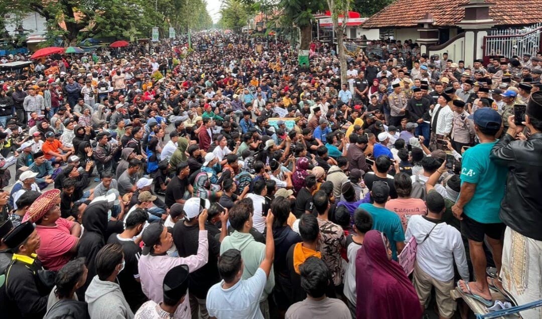 Tekan Bupati Pamekasan Tertibkan LSM Bodong, Ribuan Buruh Rokok Lakukan Demo