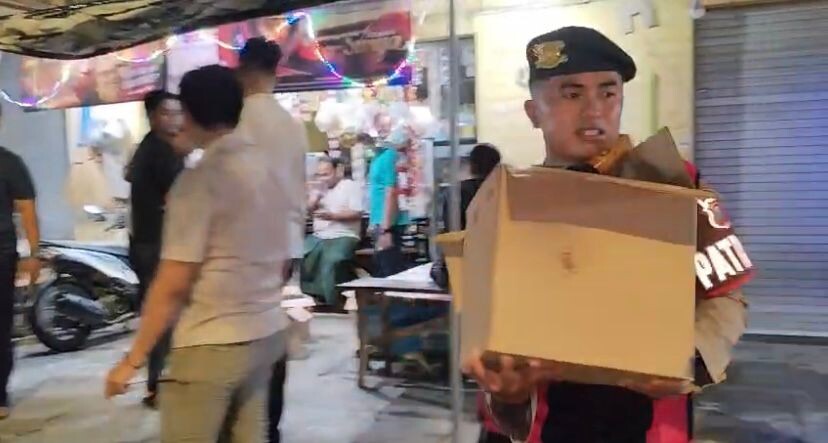 Ratusan Botol Miras Disita Polisi Saat Razia Warkop di Bangkalan