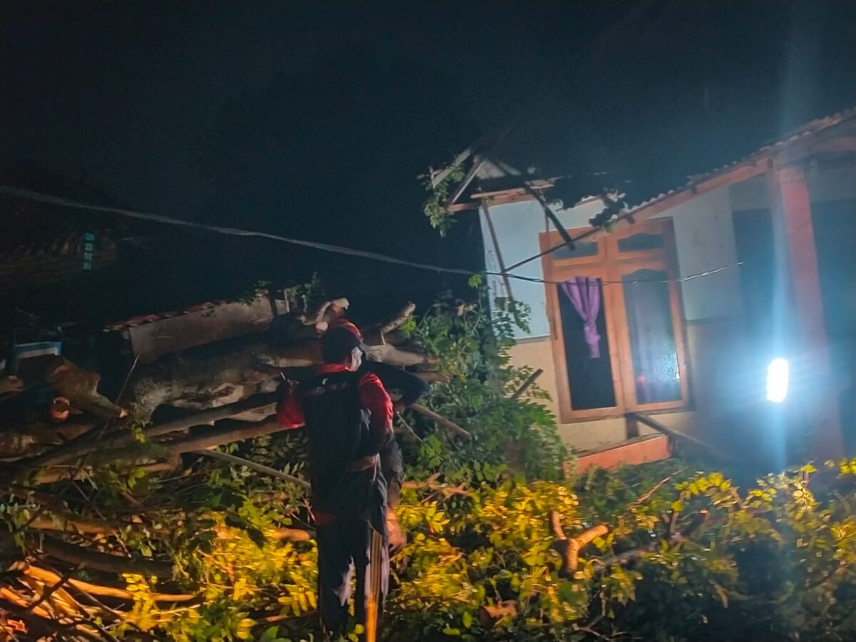 Hujan Deras dan Angin Kencang Terjang Camplong Sampang: Puluhan Rumah Rusak, Akses Jalan Sempat Lumpuh