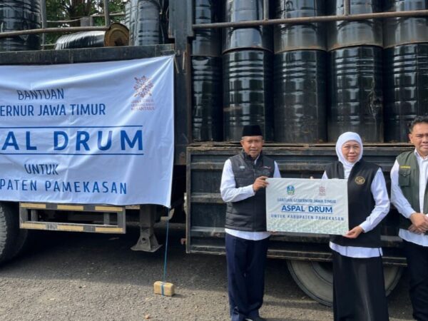 Bantu Masyarakat Swadaya Jalan, Gubernur Jatim Berikan 250 Drum Aspal ke Pamekasan