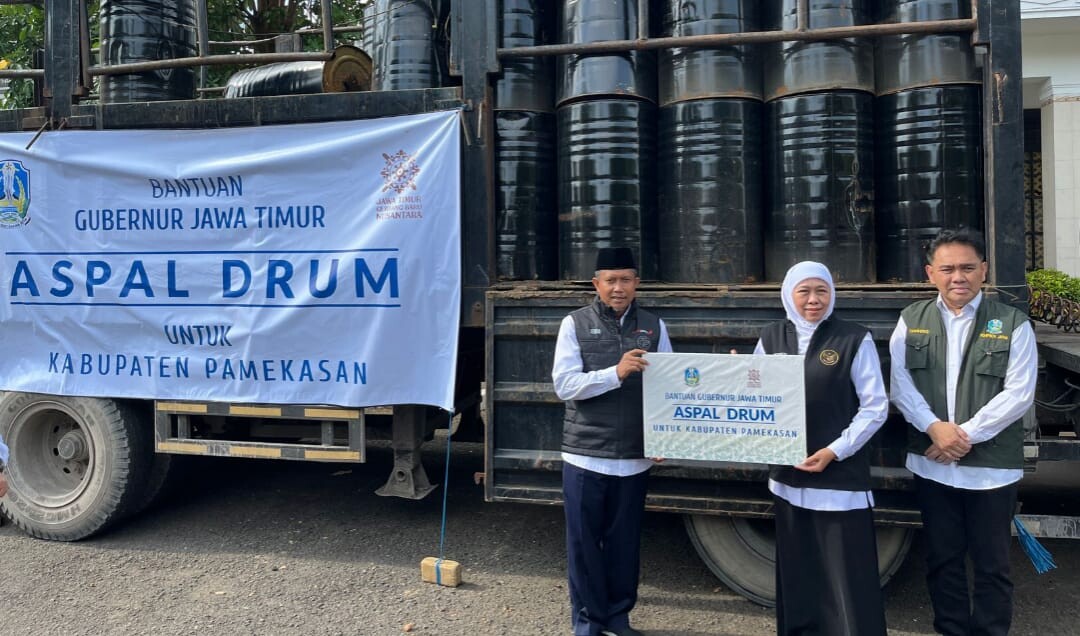 Bantu Masyarakat Swadaya Jalan, Gubernur Jatim Berikan 250 Drum Aspal ke Pamekasan