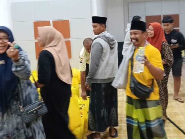 Didemo Korban Agen, PT Pegadaian Syariah Pamekasan Berikan Kepastian dan Sembako