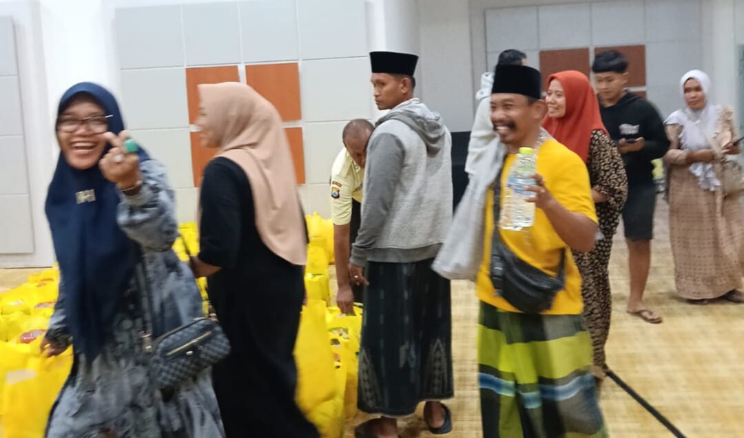 Didemo Korban Agen, PT Pegadaian Syariah Pamekasan Berikan Kepastian dan Sembako