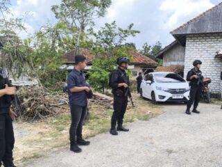 Tim Jihandak Polda Jatim Temukan 26 Petasan Pasca Ledakan di Plakpak Pamekasan