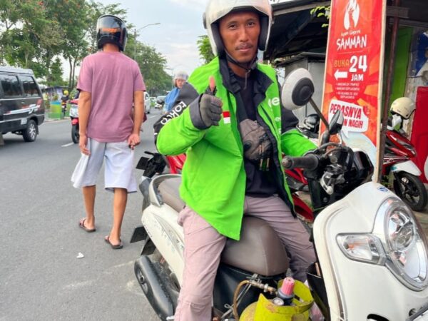 Tak Gentar Ditengah Ancaman Kelangkaan BBM, Ojol di Pamekasan Gunakan BBM Gas Elpiji