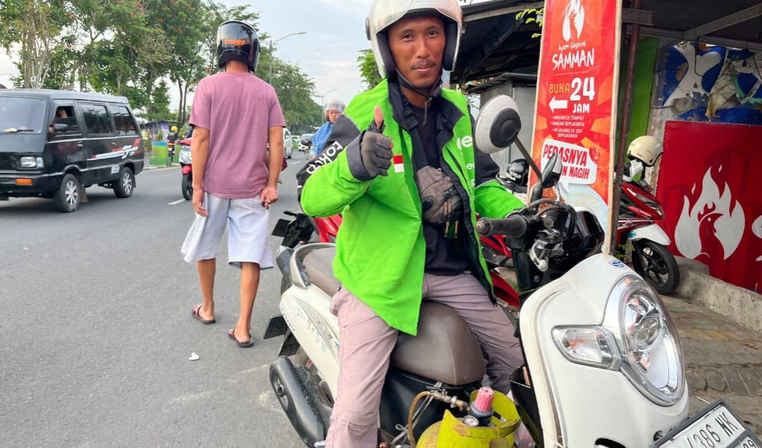Tak Gentar Ditengah Ancaman Kelangkaan BBM, Ojol di Pamekasan Gunakan BBM Gas Elpiji