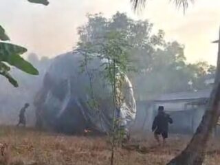 Berisi Petasan, Balon Udara Raksasa Jatuh di Pemukiman Warga Pamekasan