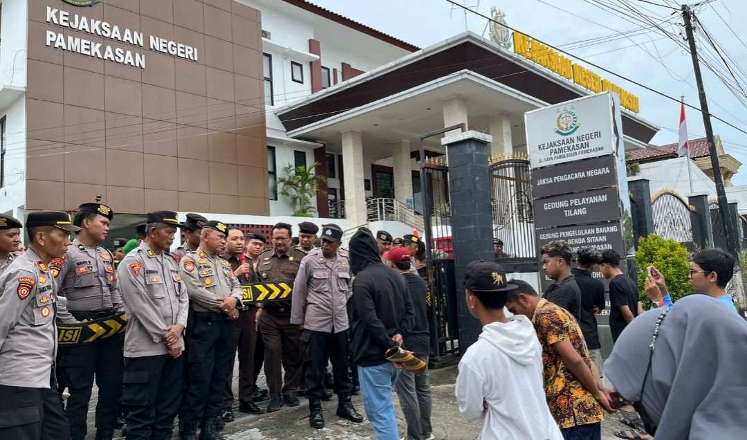 Formaasi dan TPF-N Demo Kejari Pamekasan, Ungkap Kasus KONI Hingga Kerugian Perpus
