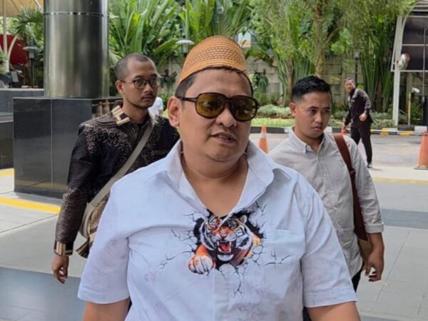 Diduga Kasus Bea Cukai, Haji Her Penuhi Panggilan KPK Dengan Baju Macan Mengaum