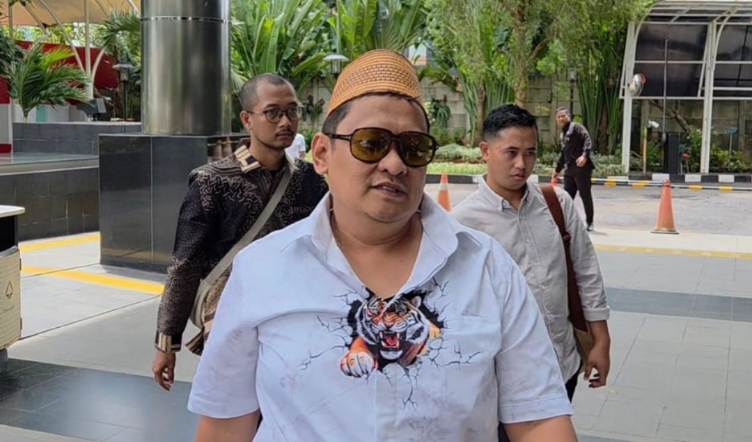 Diduga Kasus Bea Cukai, Haji Her Penuhi Panggilan KPK Dengan Baju Macan Mengaum