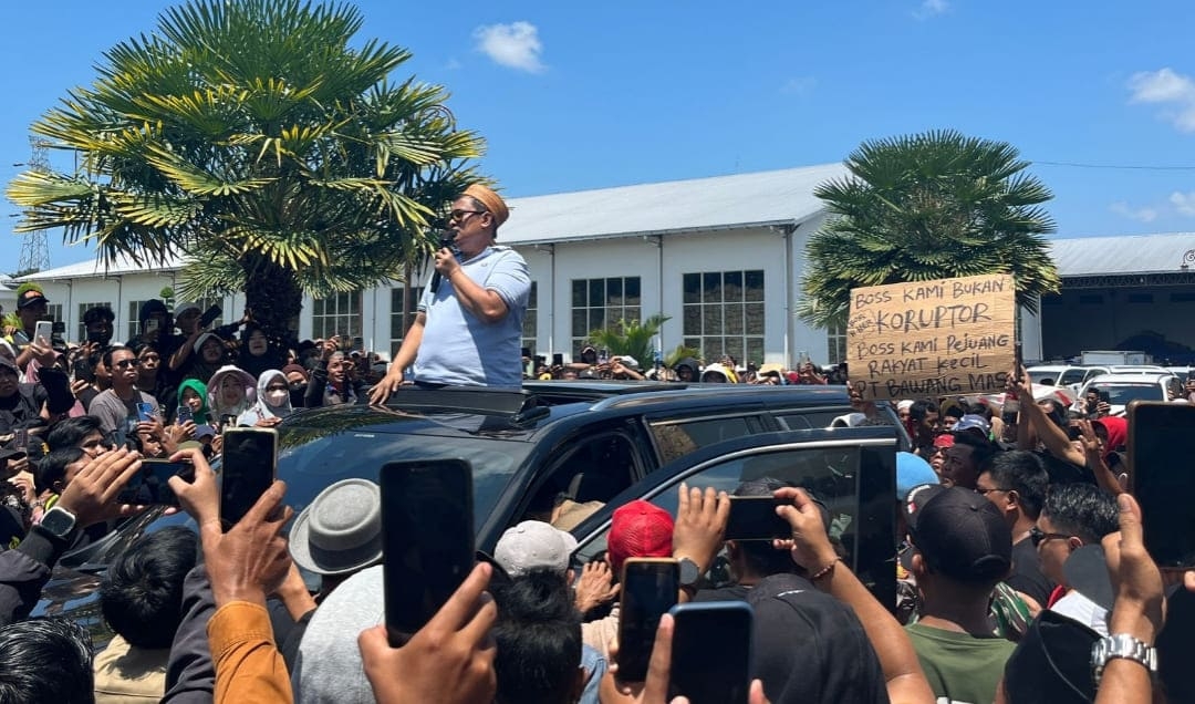 Pulang Dari KPK, Haji Her Disambut Ribuan Petani Tembakau Pamekasan