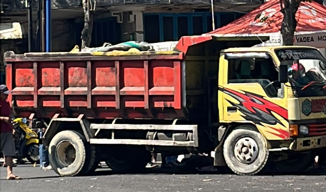 Lewati Jantung Kota, Truck Pengangkut Galian C Lindas Warga Pamekasan