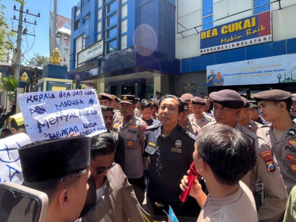 Endus Suap Hingga Ternak Pita, Mahasiswa Pamekasan Geruduk Kantor Bea Cukai Madura