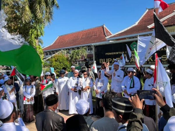 Bela Palestina, Renk Bungkalatan Gelar Konvoi Aksi di Depan Kantor Bupati Pamekasan