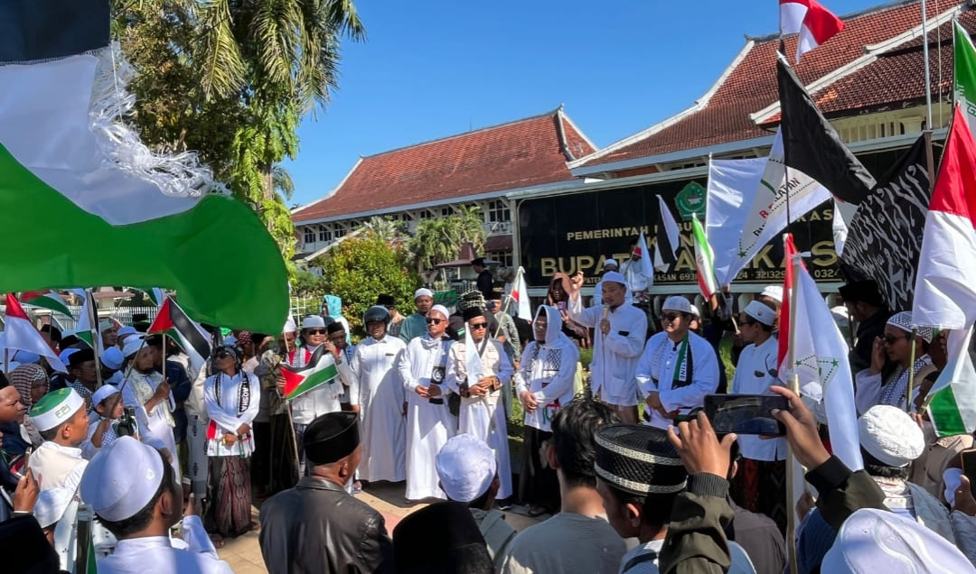 Bela Palestina, Renk Bungkalatan Gelar Konvoi Aksi di Depan Kantor Bupati Pamekasan