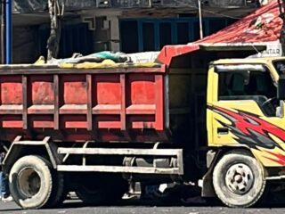 Lewati Jantung Kota, Truck Pengangkut Galian C Lindas Warga Pamekasan