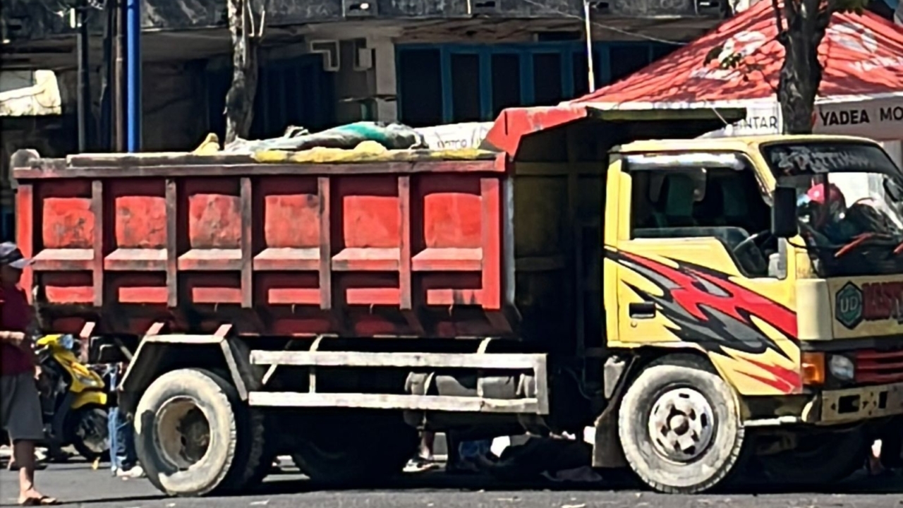 Lewati Jantung Kota, Truck Pengangkut Galian C Lindas Warga Pamekasan