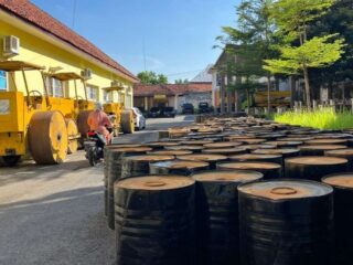 Marak Swadaya Jalan, Pemkab Pamekasan Belum Distribusikan Drum Aspal Bantuan Gubernur