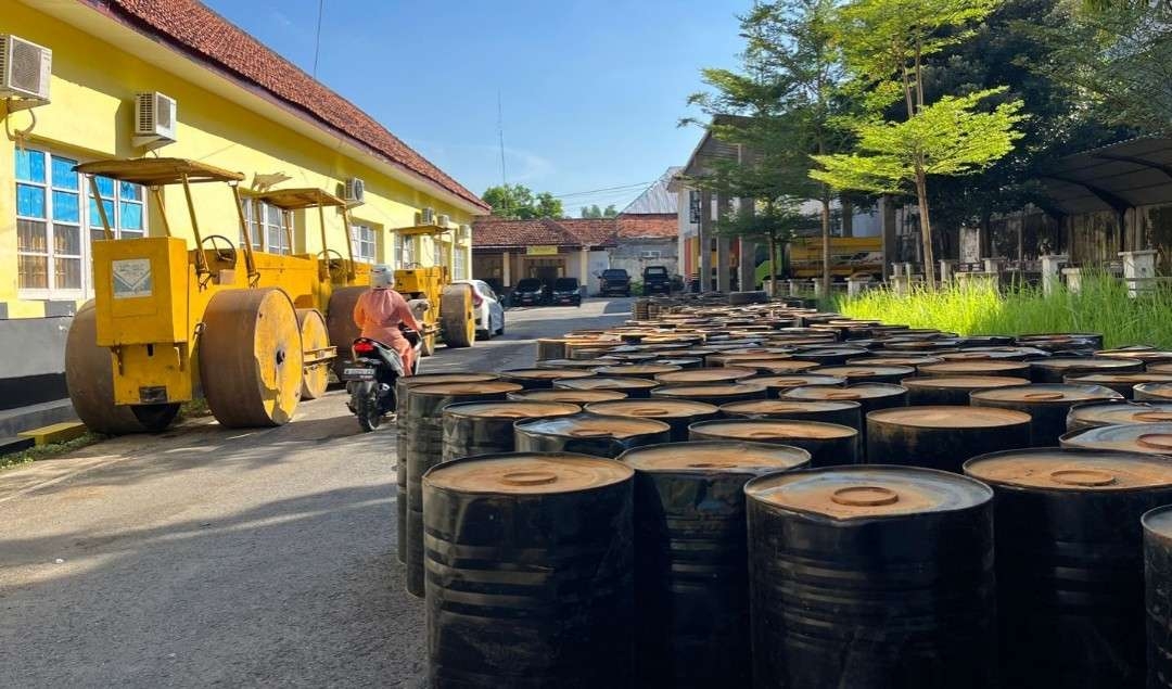 Marak Swadaya Jalan, Pemkab Pamekasan Belum Distribusikan Drum Aspal Bantuan Gubernur
