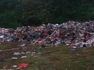 Warga Menolak, DLH Bangkalan Tetap Buang Sampah di Lahan Rencana Islamic Science Park