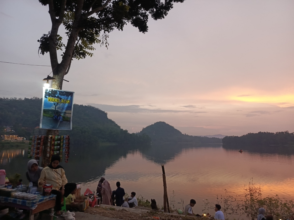 Wisata Senja Waduk Klampis Jadi Destinasi Baru Favorit Anak Muda di Sampang