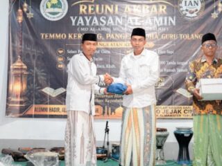 Alumni Nurul Falah Pamekasan Hadiahkan Sapi ke Yayasan Saat Reuni
