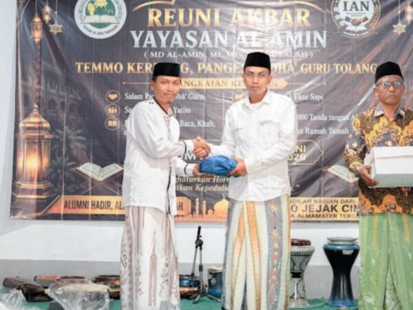 Alumni Nurul Falah Pamekasan Hadiahkan Sapi ke Yayasan Saat Reuni