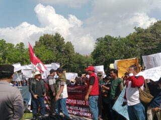Ratusan Relawan dan Mitra MBG Demo Pemkab Bangkalan, Minta Program Tetap Berlanjut Tanpa Libur