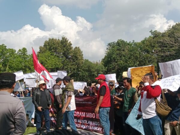 Ratusan Relawan dan Mitra MBG Demo Pemkab Bangkalan, Minta Program Tetap Berlanjut Tanpa Libur