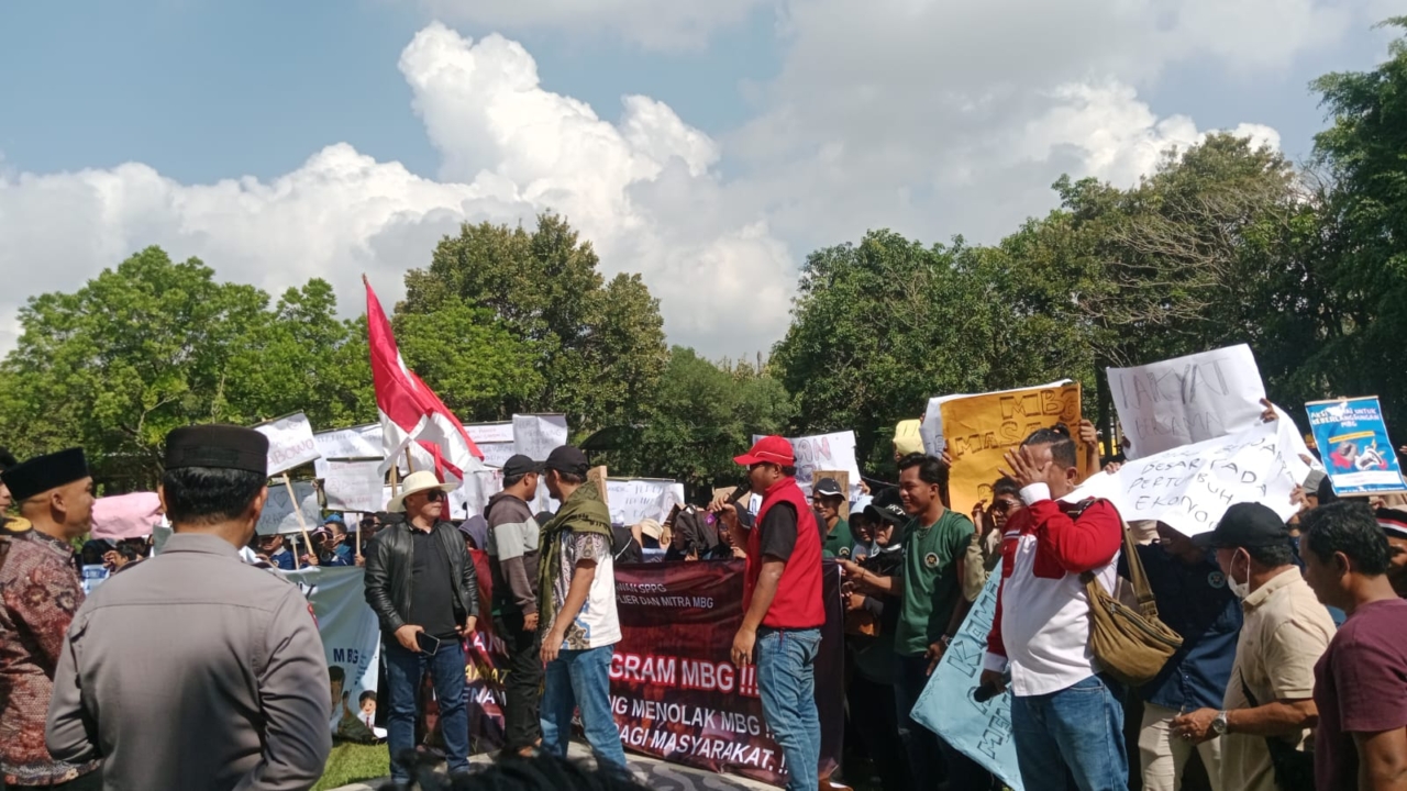 Ratusan Relawan dan Mitra MBG Demo Pemkab Bangkalan, Minta Program Tetap Berlanjut Tanpa Libur