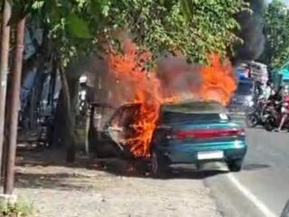 Hendak Pergi Memancing, Sedan Timor Alami Kebakaran di Pasar Keppo Pamekasan