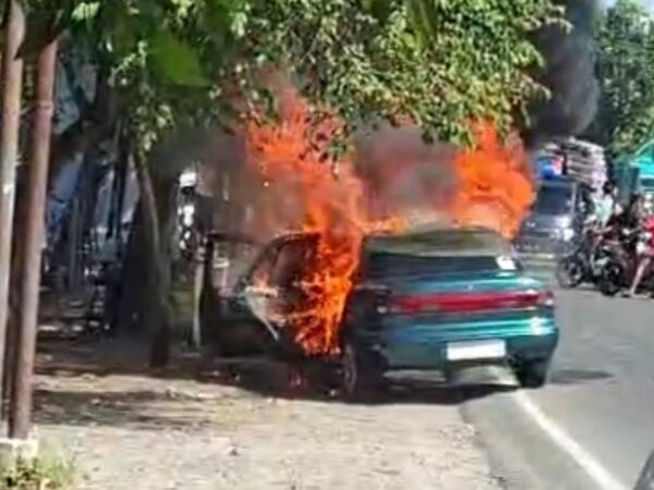 Hendak Pergi Memancing, Sedan Timor Alami Kebakaran di Pasar Keppo Pamekasan