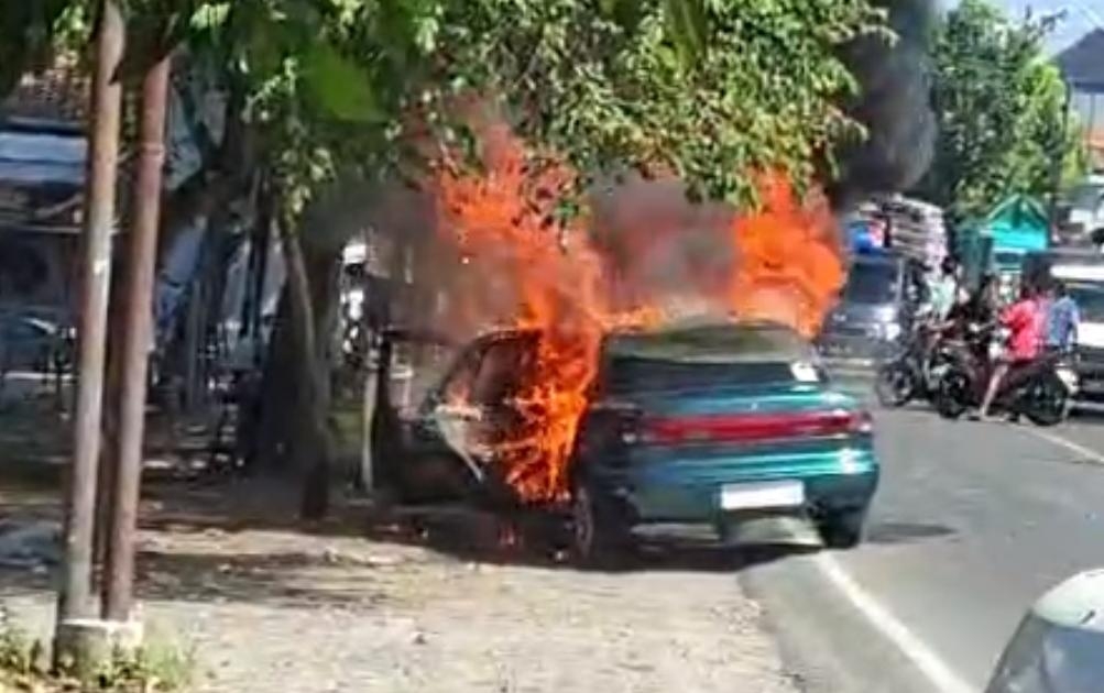 Hendak Pergi Memancing, Sedan Timor Alami Kebakaran di Pasar Keppo Pamekasan