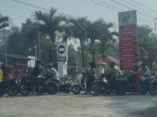 Antrean Panjang di SPBU Bangkalan Dipicu Keterlambatan Distribusi BBM, Pemkab Pastikan Stok dan Kuota Subsidi Aman