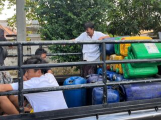 Kesulitan Beli Solar, Nelayan Pamekasan Bawa Jeriken ke Kantor Dewan