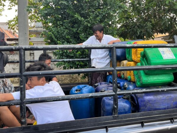 Kesulitan Beli Solar, Nelayan Pamekasan Bawa Jeriken ke Kantor Dewan