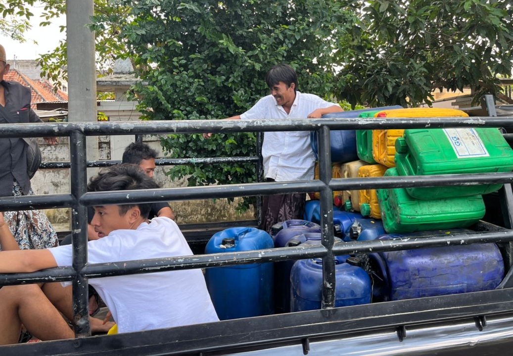 Kesulitan Beli Solar, Nelayan Pamekasan Bawa Jeriken ke Kantor Dewan