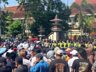 6.700 Relawan Dapur Pamekasan Gelar Demo, Klaim MBG Kurangi Angka Pengangguran