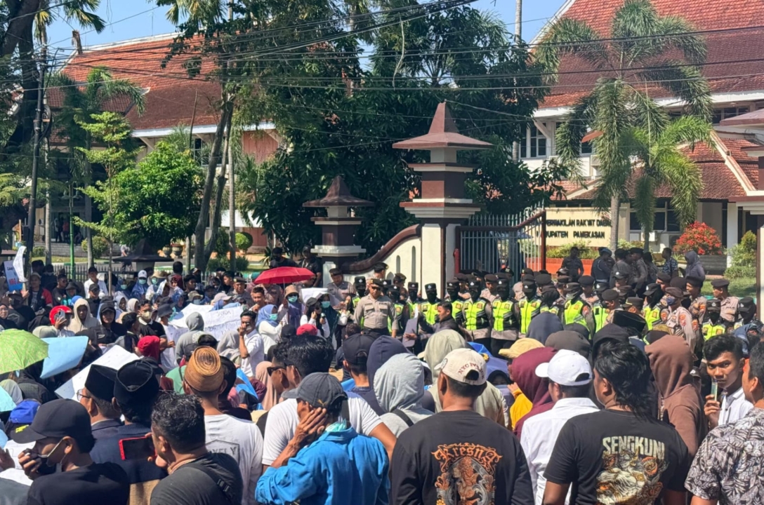 6.700 Relawan Dapur Pamekasan Gelar Demo, Klaim MBG Kurangi Angka Pengangguran