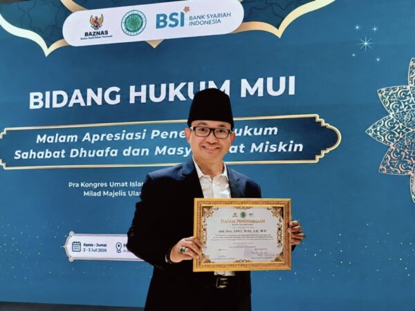 MUI Pusat Berikan Penghargaan pada Ketua Umum GMPK Karena Komitmen Berikan Bantuan Hukum Probono pada Masyarakat Miskin di Indonesia