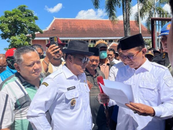 Didampingi Blater dan Kades, Bupati Pamekasan Temui Massa Aksi Jilid II Formatur