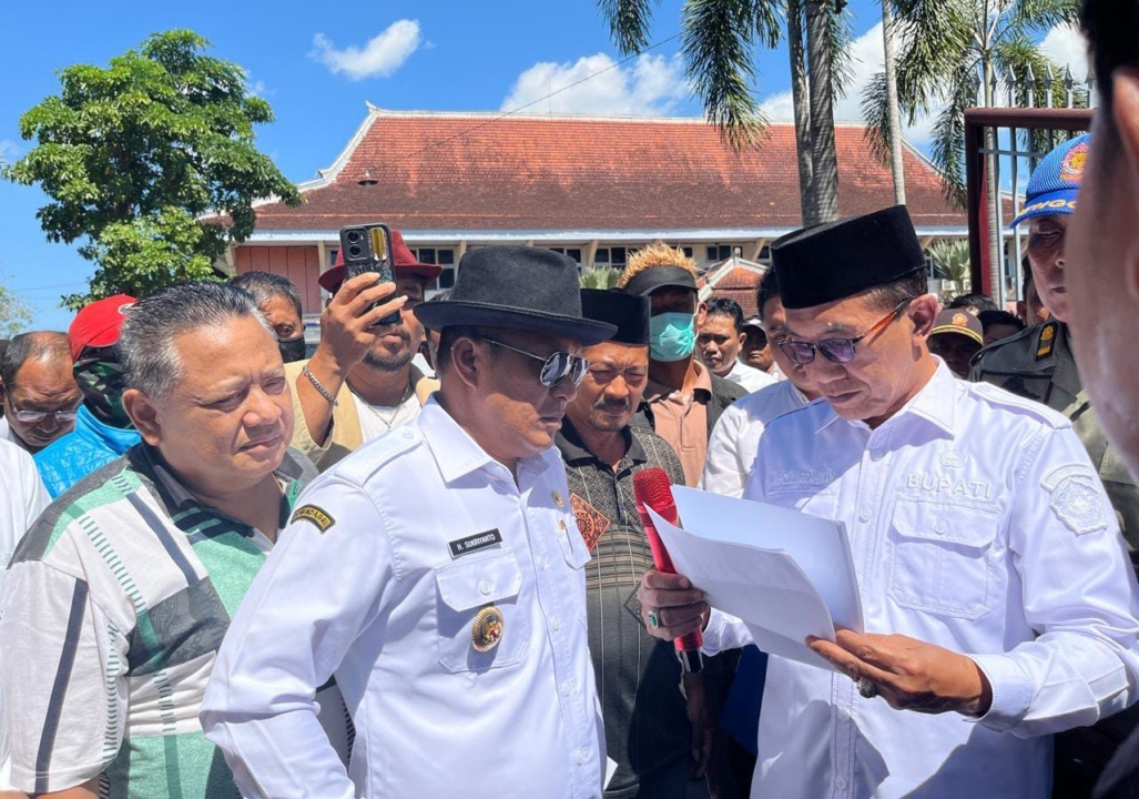 Didampingi Blater dan Kades, Bupati Pamekasan Temui Massa Aksi Jilid II Formatur