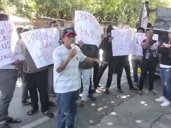 Aktivis Demo Dinkes Pamekasan, Minta Pencabutan Izin Praktik Dokter di RS Larasati