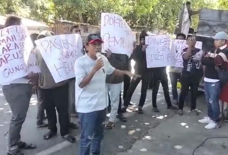 Aktivis Demo Dinkes Pamekasan, Minta Pencabutan Izin Praktik Dokter di RS Larasati