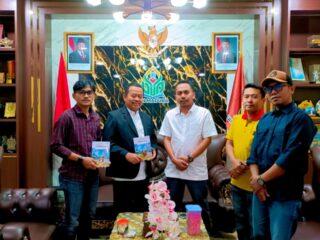 Buku Pamekasan Mencari Identitas Karya AJP Masuk Agenda Dies Natalis UIN Madura ke-60