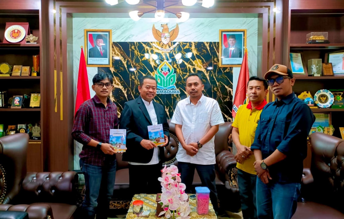 Buku Pamekasan Mencari Identitas Karya AJP Masuk Agenda Dies Natalis UIN Madura ke-60