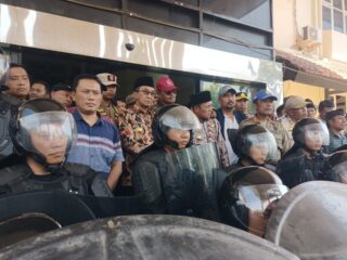 Kades dan Blater Kembali Dampingi Bupati Pamekasan Temui Massa Aksi Formatur