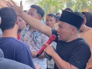 Tiga Tahun Jabat Plt, Demonstran Sebut Kalaksa BPBD Pamekasan Patut Raih Penghargaan