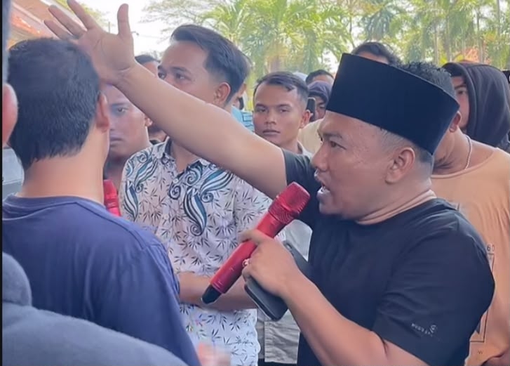 Tiga Tahun Jabat Plt, Demonstran Sebut Kalaksa BPBD Pamekasan Patut Raih Penghargaan